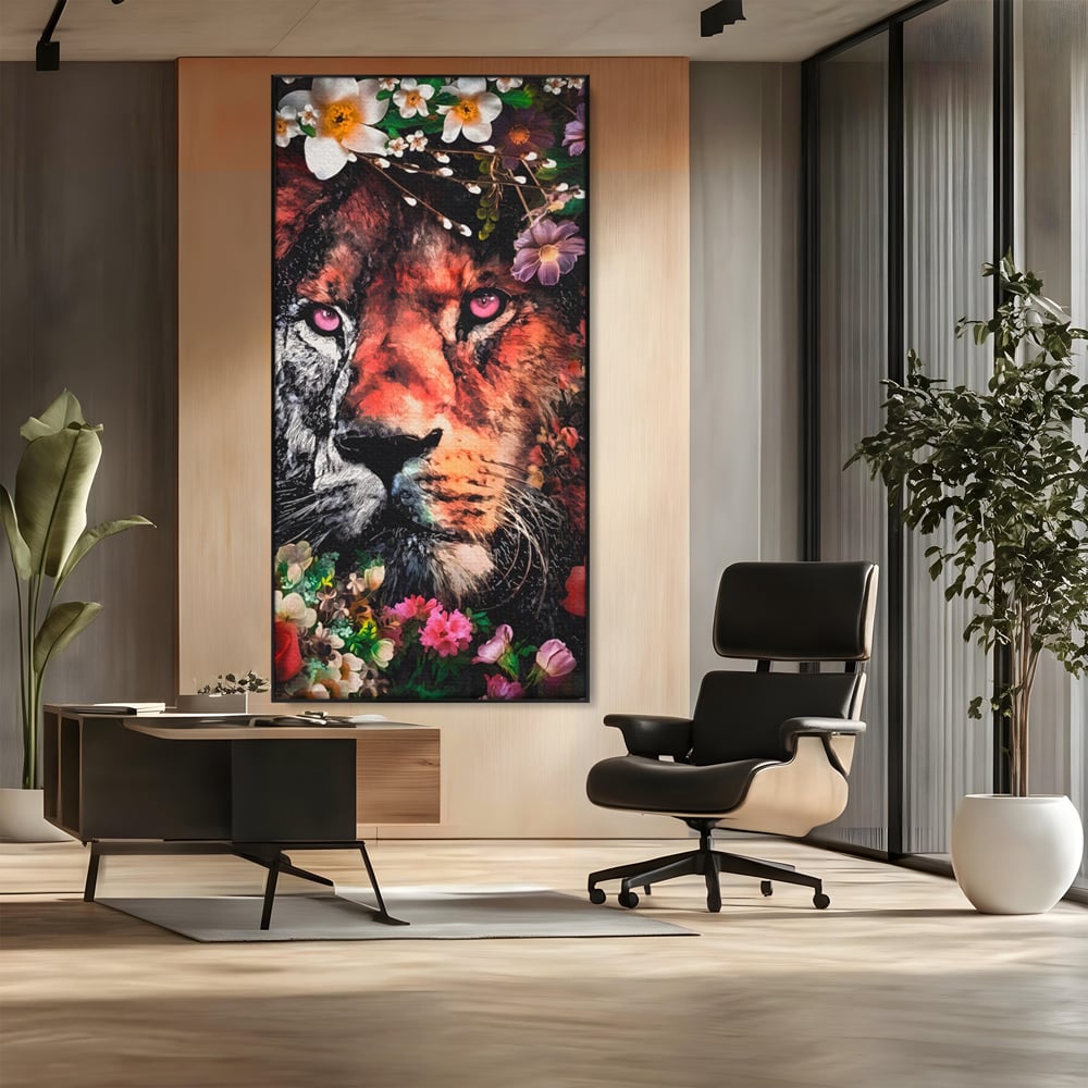 Tablou canvas cu tablou canvas cu cap de leu, in rama de aluminiu negru, pe perete intr-un birou